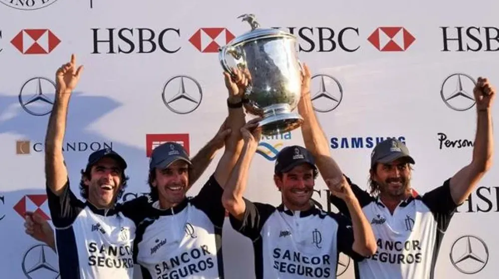 Pelón Stirling, segundo desde la derecha, al lado de Cambiaso, levanta la copa