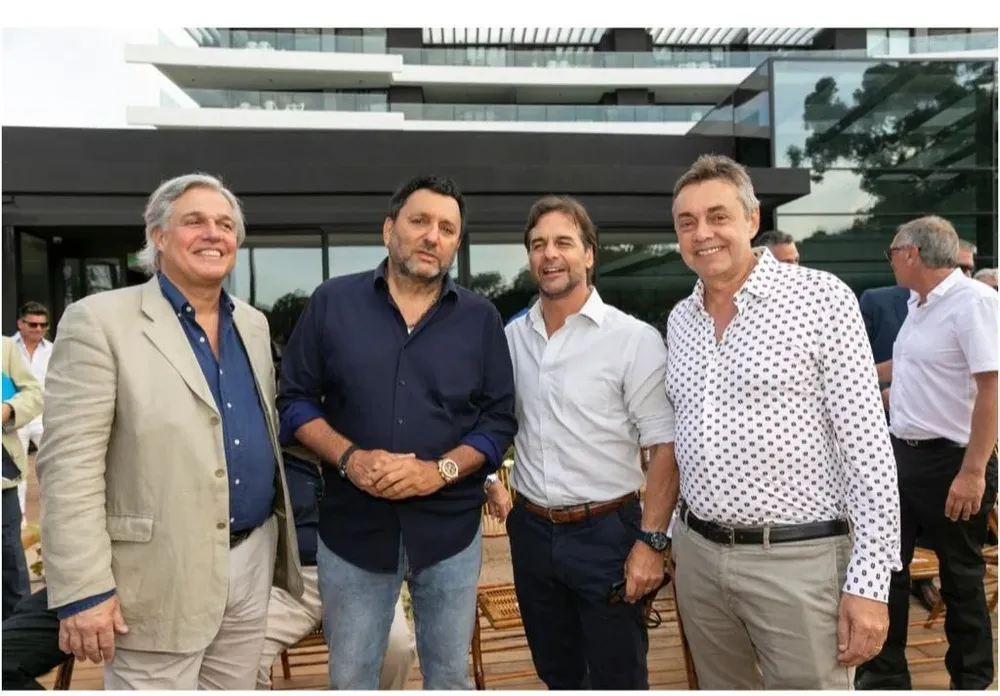 Rodean al presidente Luis Lacalle, el canciller Francisco Bustillo; Gabriel Hochbaum, accionista del Grupo América; y el presidente de Solanas, Raúl Mochón
