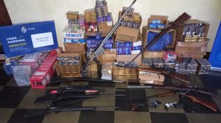 Rifles y proyectiles incautados en el operativo