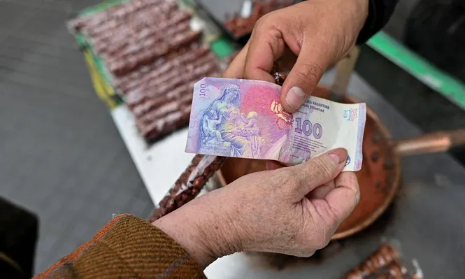 Cambio de dólares por pesos argentinos en el mercado negro (archivo)