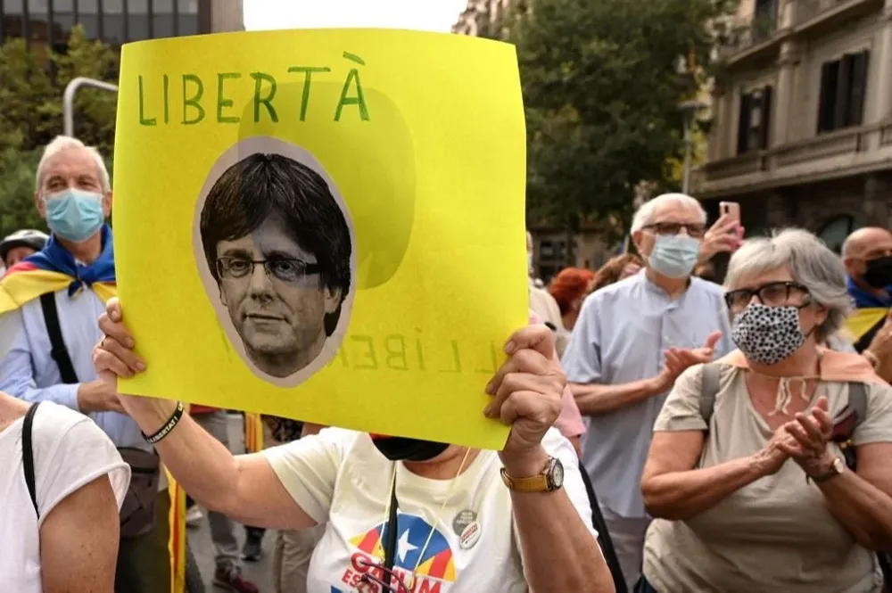 Manifestación frente al consulado de Italia en Barcelona