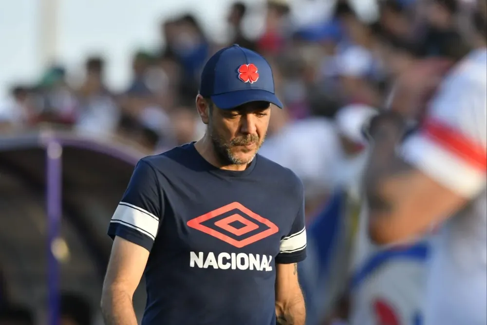 Recoba se fue con la cabeza gacha al final del partido ante Fénix en el Capurro