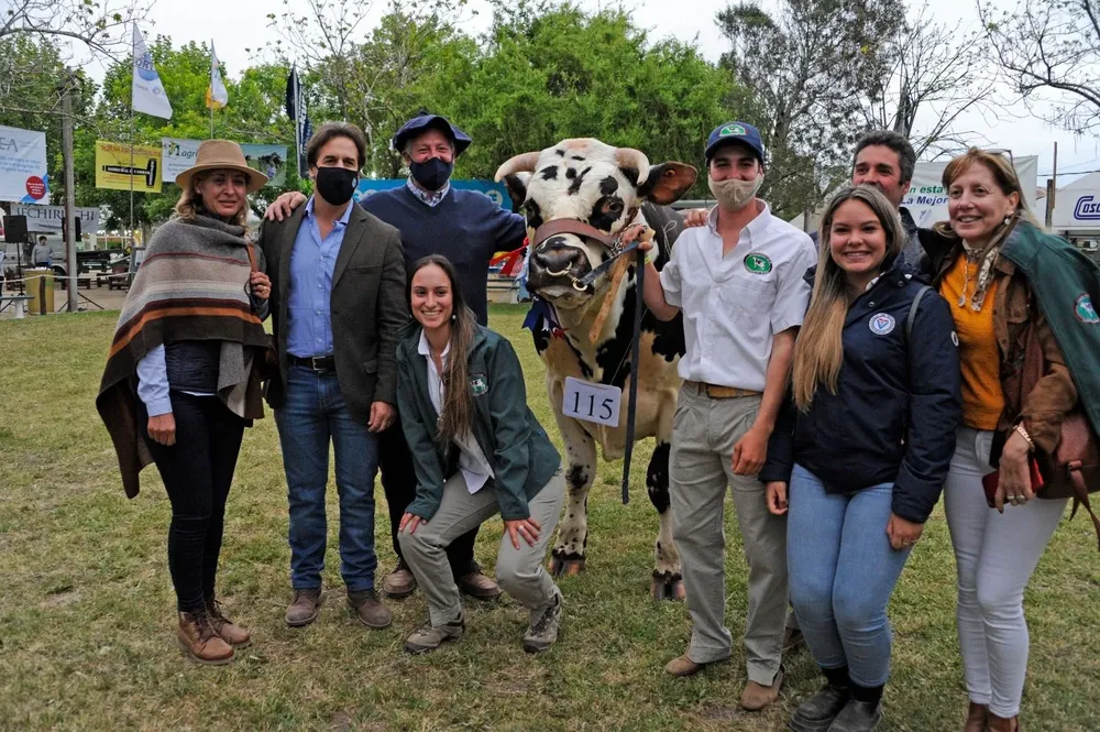 El presidente participó en la entrega de premios de la muestra de ganado lechero.