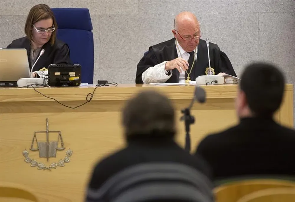 Aitor Esnaola Dorronsoro (de espaldas - d), presunto miembro del comando etarra Erreko ante la ley