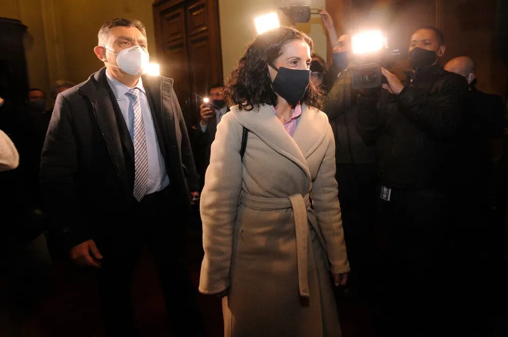 Archivo. La ministra de Economía, Azucena Arbeleche, y el director de la OPP, Isacc Alfie, durante la entrega del Presupuesto al Parlamento