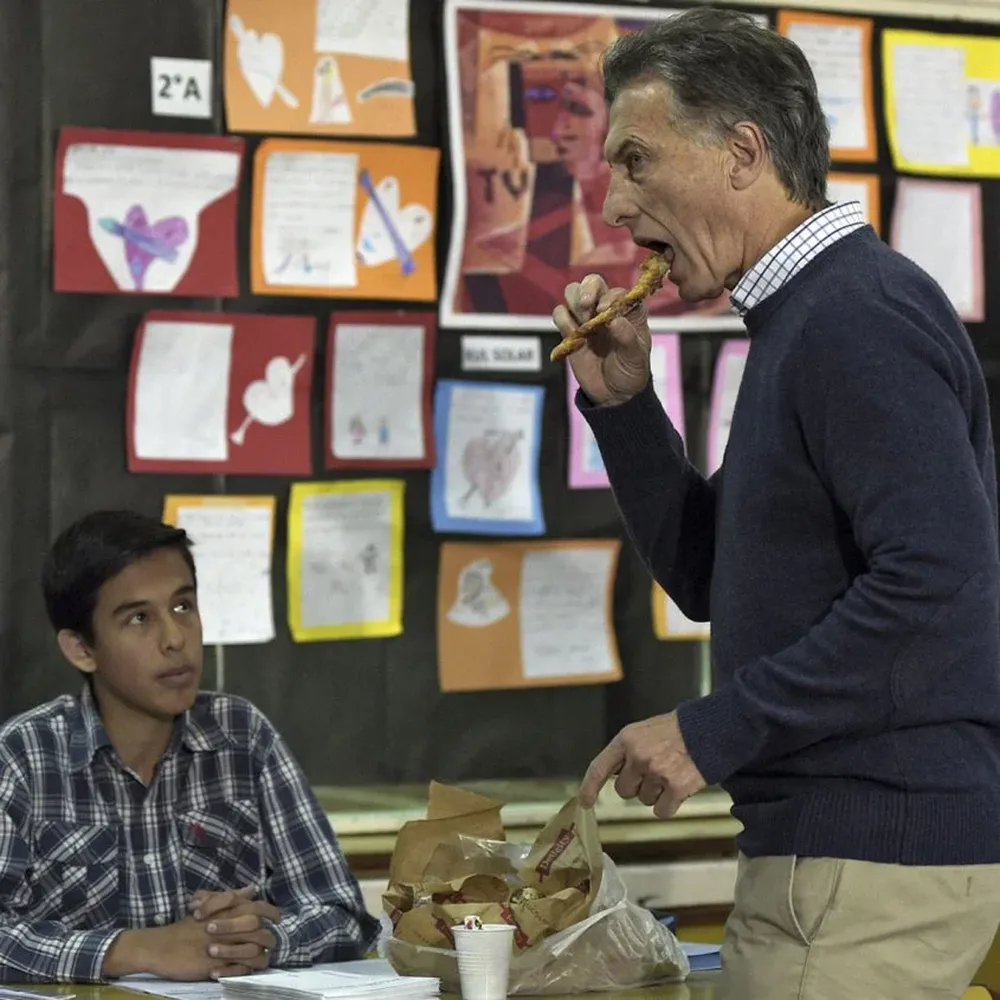 Macri llevó bizcochos y convidó.