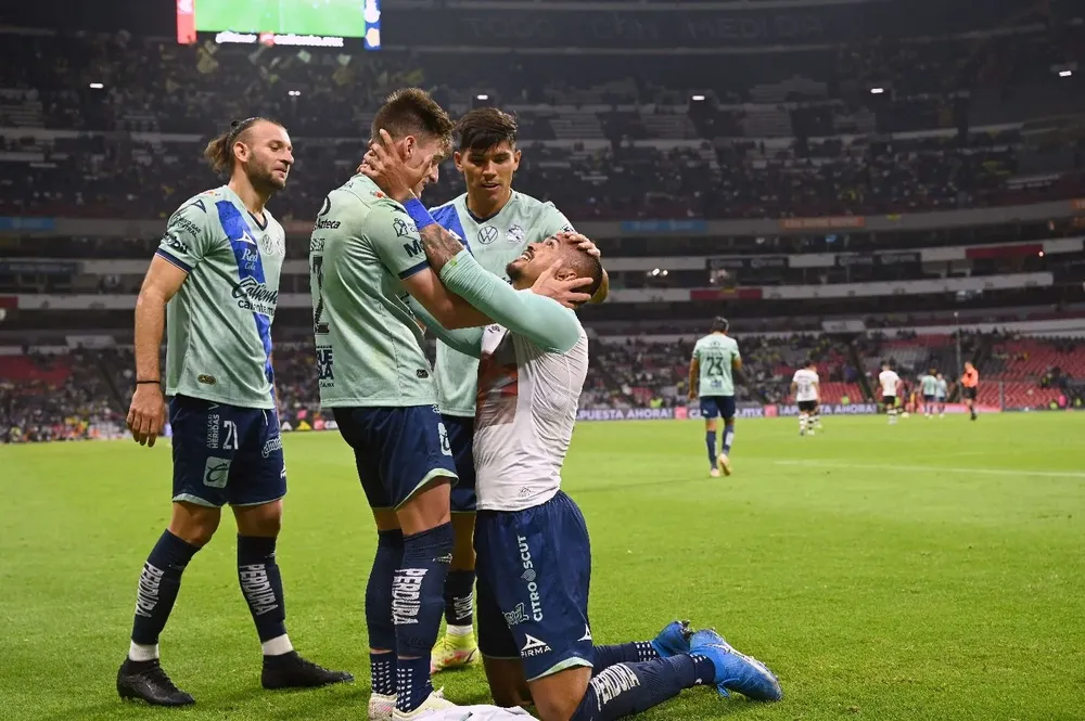 Emanuel Gularte celebra un gol en Puebla