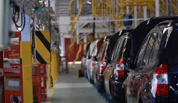 Industria automotriz detiene caída  ayudada por mejoras en la región