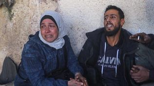 Familiares se acercaron a la cárcel de Saydnaya en busca de noticias de sus seres queridos.