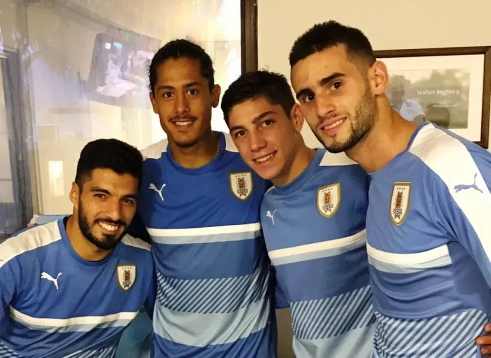 Luis Suárez junto a Mauricio Lemos, Federico Valverde y Gastón Pereiro
