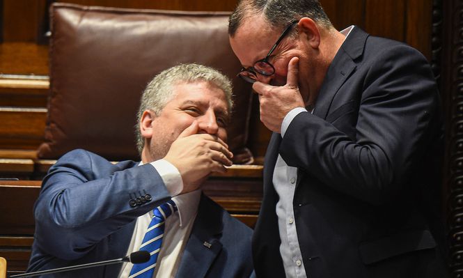 El diputado del Partido Nacional Juan Martín Rodriguez conversa con el de Cabildo Abierto Álvaro Perrone El diputado del Partido Nacional Juan Martín Rodriguez conversa con el de Cabildo Abierto Álvaro Perrone