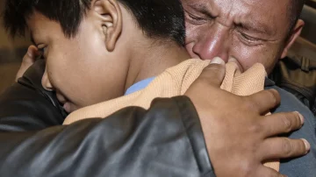David Xol, de Guatemala, abraza a su hijo Byron en Los Ángeles al reencontrarse tras año y medio de separación, enero de 2020