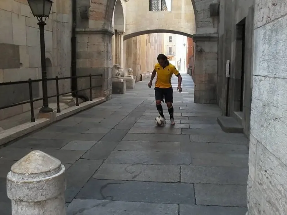 Granoche grabando un comercial en el centro de Modena