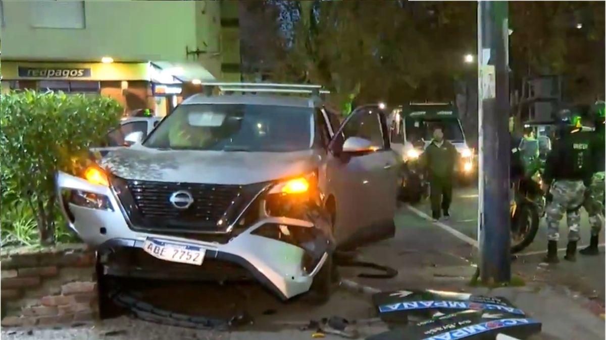Dos personas en moto escapaban de la Policía y provocaron un accidente en Pocitos: una camioneta terminó sobre la vereda