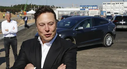 Elon Musk anunció la medida a través de Twitter.