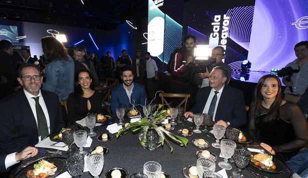 Andrés Ojeda (PC) y Álvaro Delgado (PN) en la mesa principal del evento