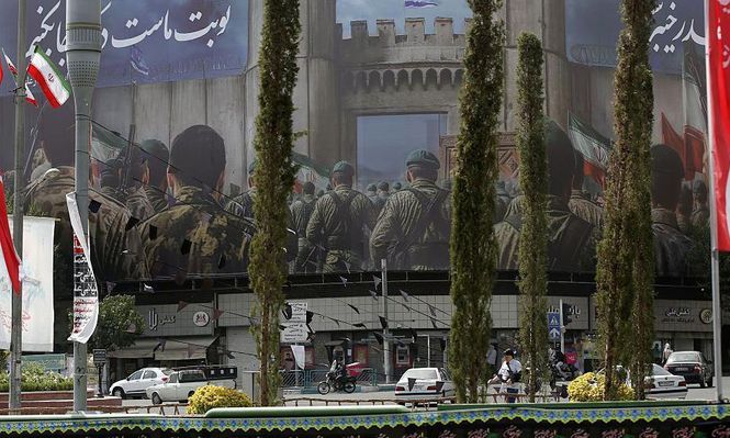 Un mural que representa a militares en la plaza Enqelab en Teherán.