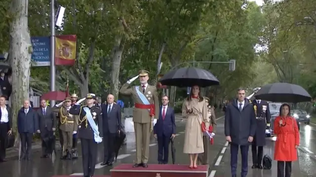 El Rey Felipe VI, la reina Letizia y la princesa Leonor, bajo la lluvia en el comienzo del desfile por el Día de la Hispanidad.