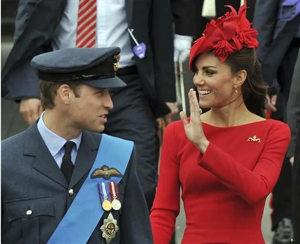 Kate y Guillermo saludan a la multitud