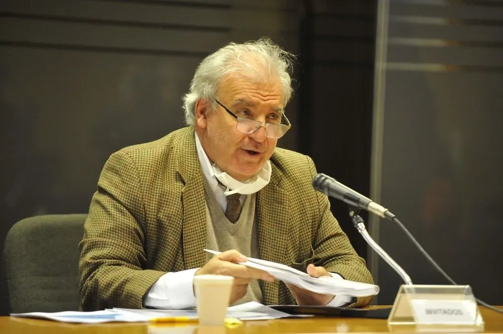 El comisionado presentó un informe al Parlamento.