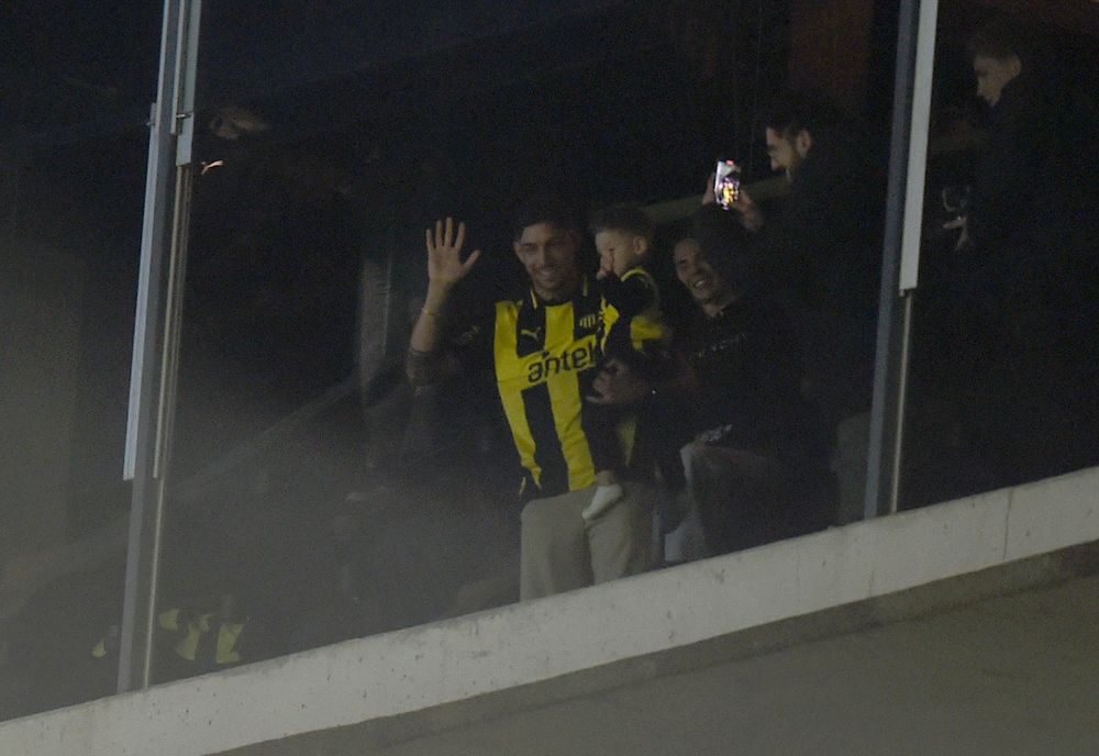 Federico Valverde con su hijo Bautista en el Campeón del Siglo