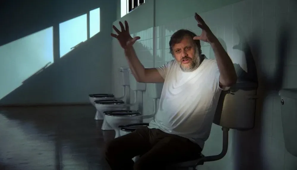 Slavoj Zizek en un decorado que recrea una escena de Nacido para matar, de Stanley Kubrick
