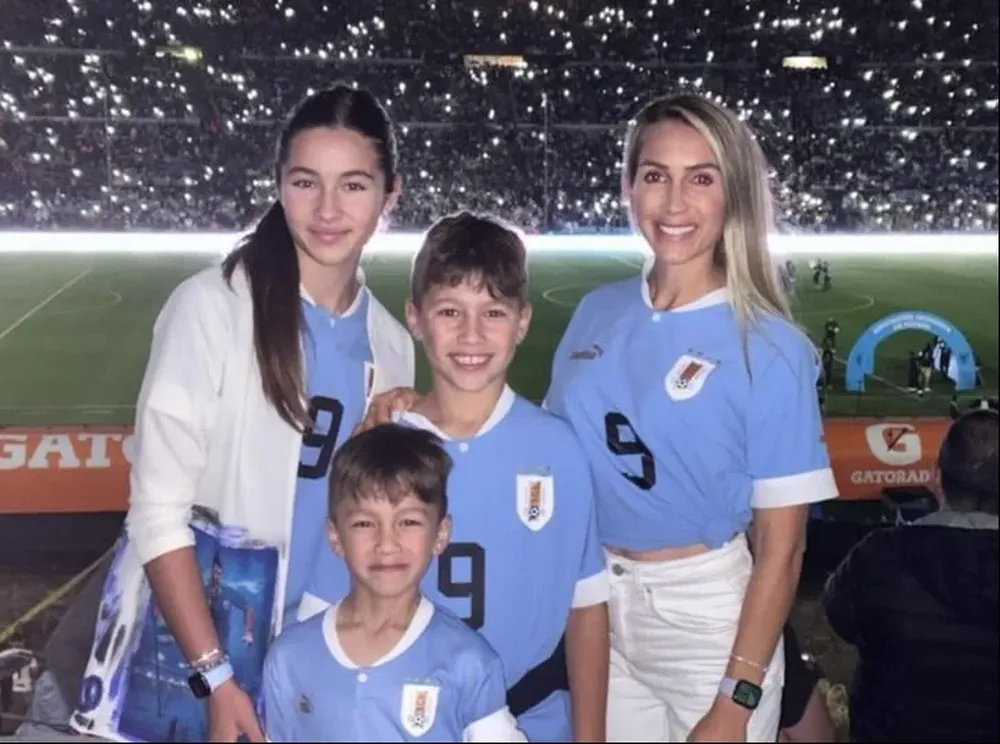 Sofía Balbi junto a sus hijos Delfina, Benjamín y Lautaro