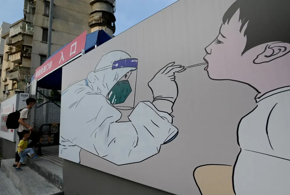 En Qingdao, una ciudad de 10 millones de habitantes, se registraron medio millón de contagios diarios en una semana.