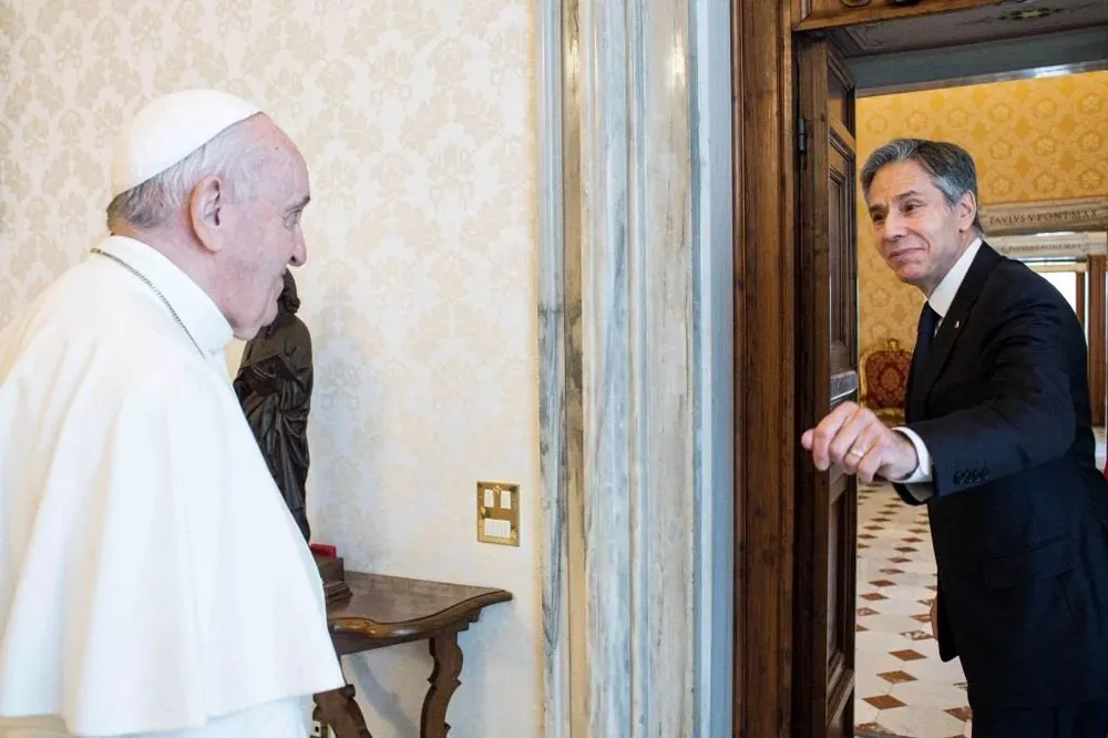 A la izquierda el Papa Francisco, a la derecha el secretario de Estado estadounidense, Antony Blinken