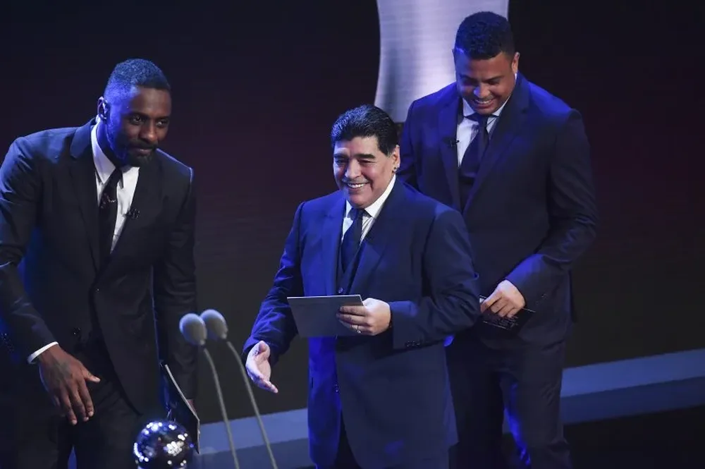 Diego Maradona junto a Ronaldo en la gala de The Best, en Londres.