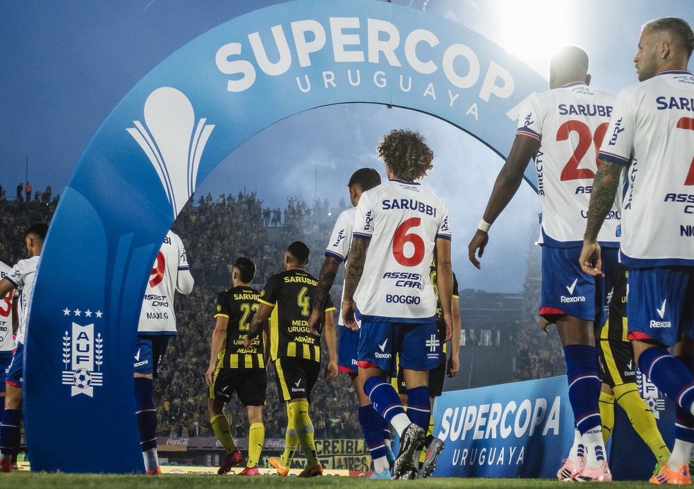 La salida de los equipos a la cancha