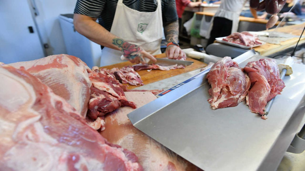 La crisis en la alimentación de los argentinos: bajó el consumo de carne, leche y pan