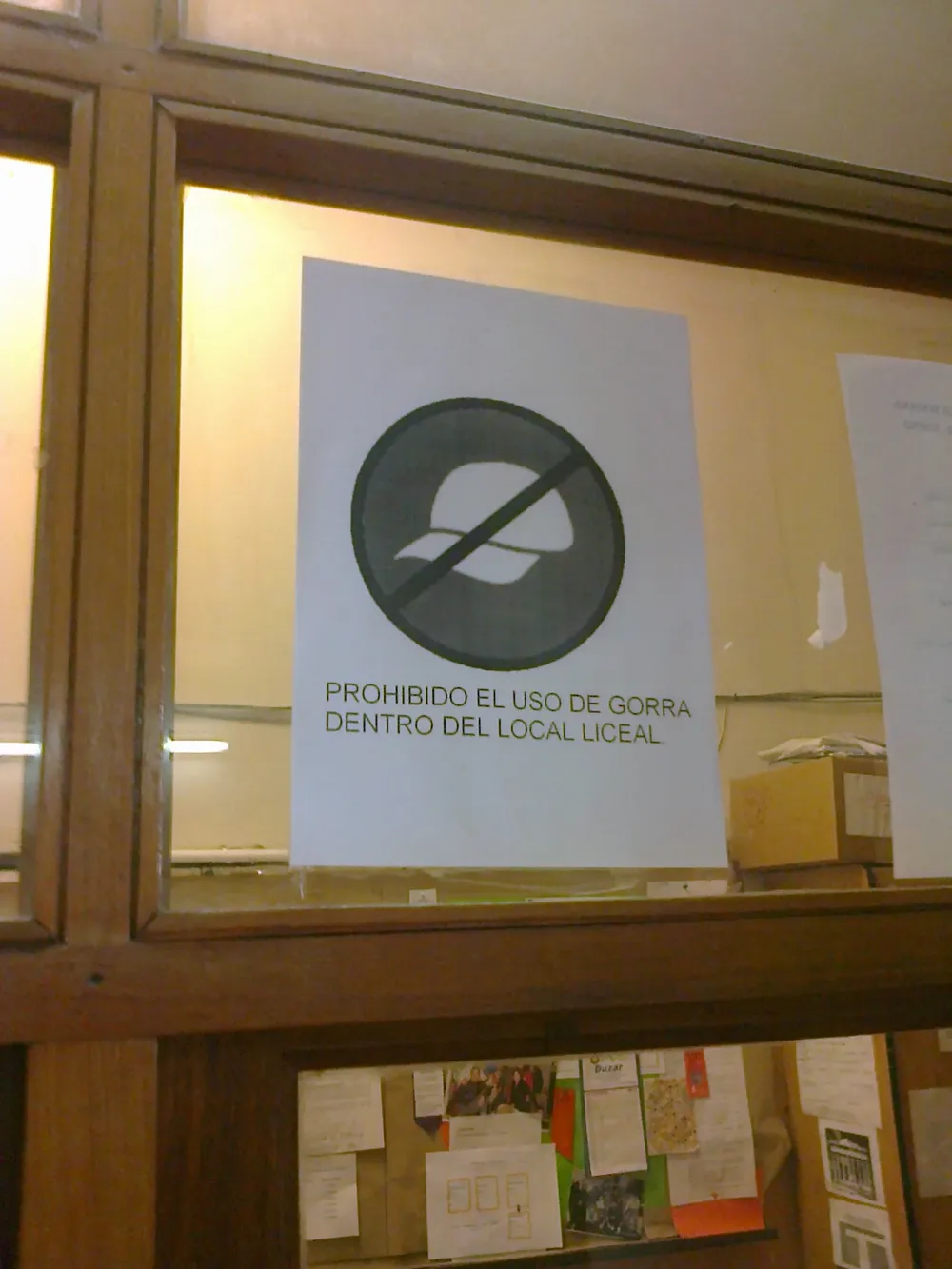 Cartel en el interior del liceo.