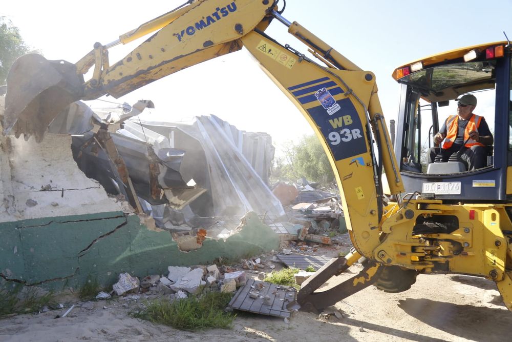 La demolición de la última casa en el asentamiento Kennedy de Maldonado