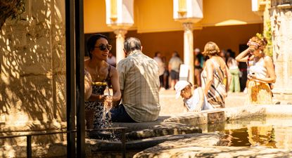 Turistas se refrescan para paliar las altas temperaturas en Córdoba, Andalucía. EUROPA PRESS