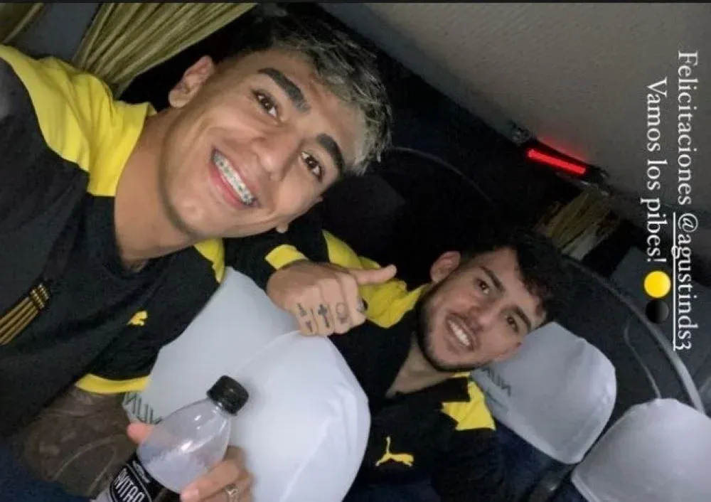 Facundo Torres y Agustín Da Silveira en el viaje de regreso a Montevideo