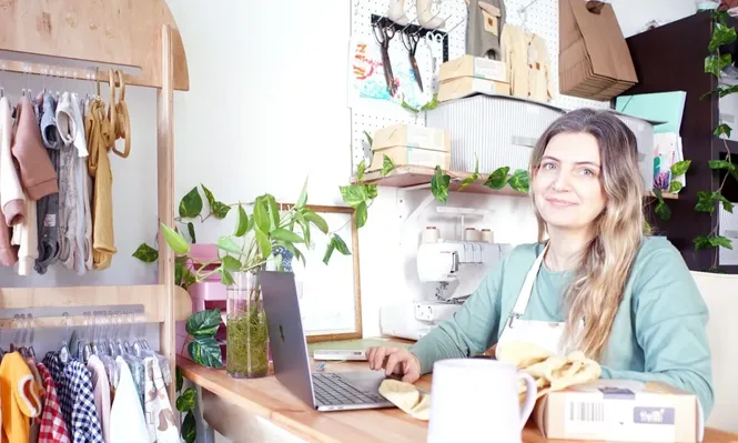 Valentina Baptista es la mente y las manos detrás de Humi, un emprendimiento de ropa de bebé.