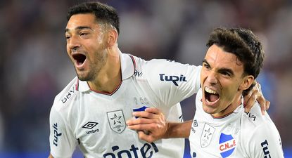 Tomás Verón Lupi celebra su gol para Nacional junto a Emiliano Ancheta ante Cerro Largo por el Torneo Apertura