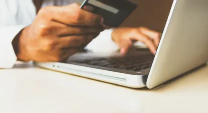 Mediante mensajes de voz o texto, la solución ayudará a realizar diferentes tareas de manera sencilla, tales como pagar facturas, hacer transferencias a teléfonos y proponer la generación de plantillas de transferencia.