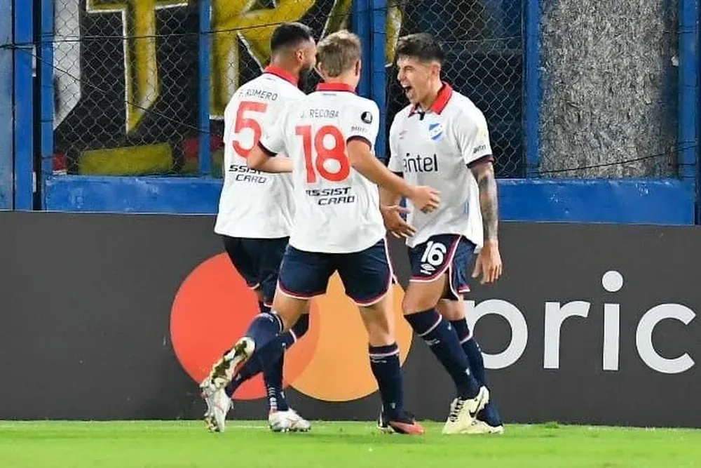 Romero y Recoba festejan con Castro el primer gol de Nacional ante el Táchira