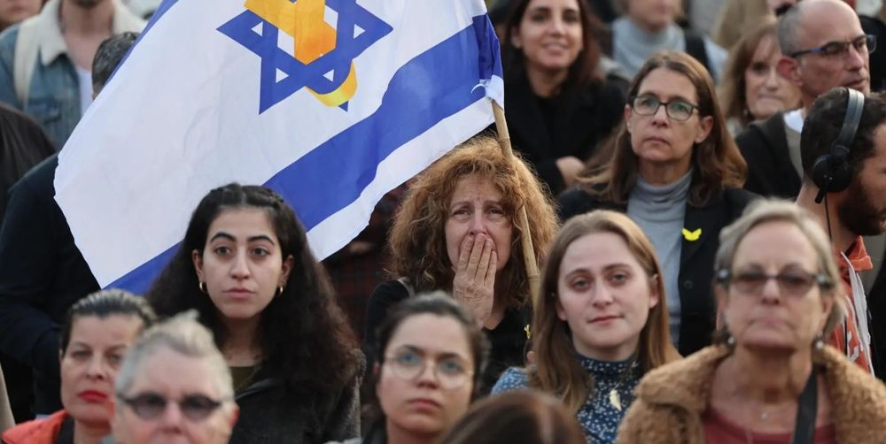 tel aviv con rehenes.jpg