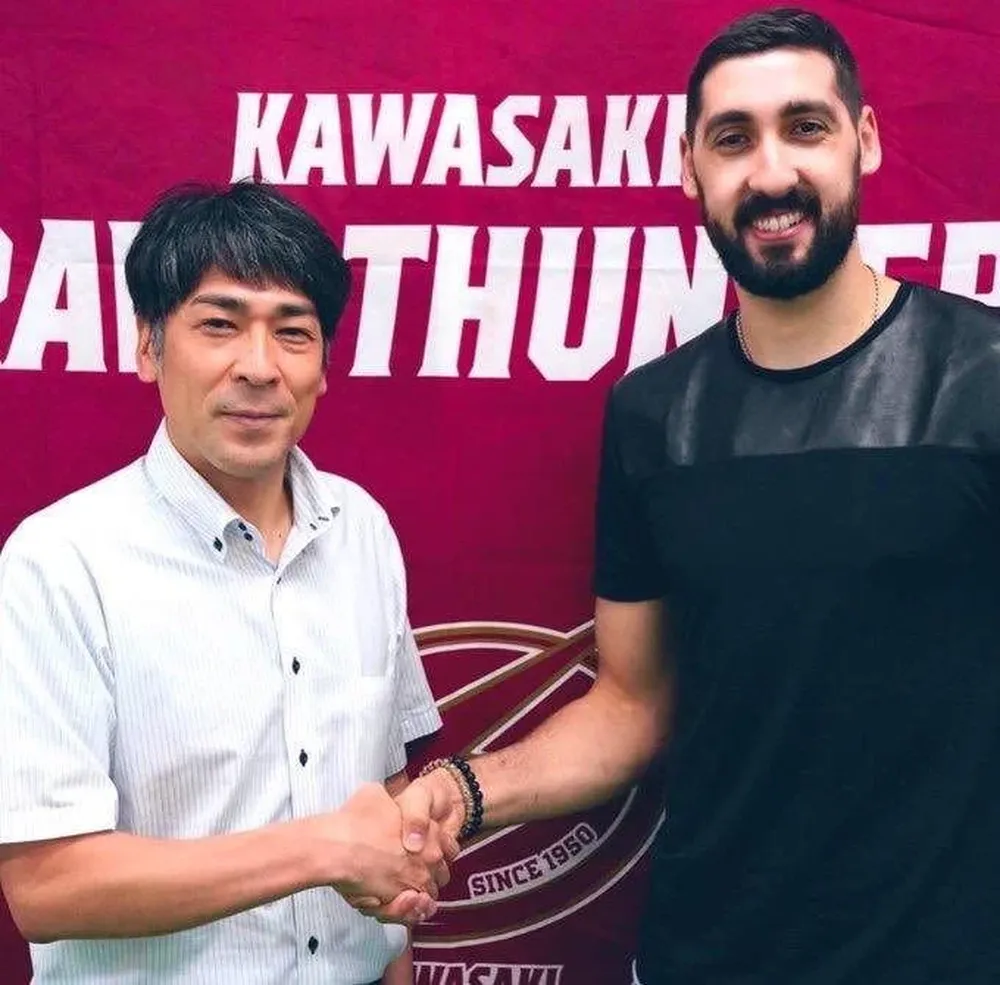 El uruguayo Mathías Calfani fue presentado como nuevo jugador de Kasawaki Brave Thunders de Japón
