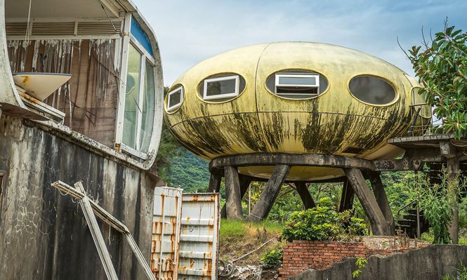 Estas casas abandonadas en una playa recóndita de Asia es uno de los lugares que incluye el libro que sigue a la fotógrafa Ikumi Nakamura