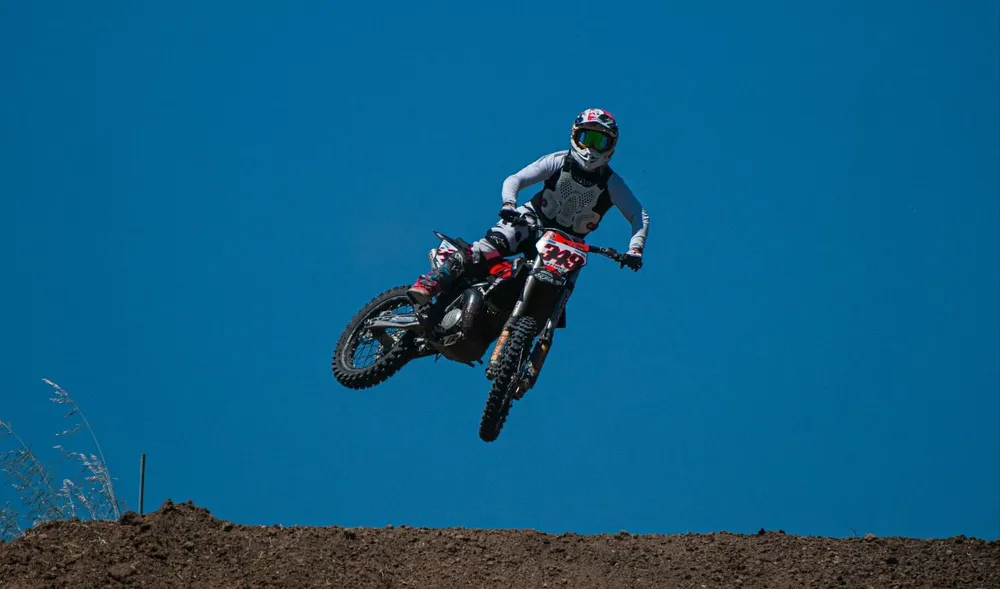 Corredor murió en una competencia de motos y denuncian irregularidades