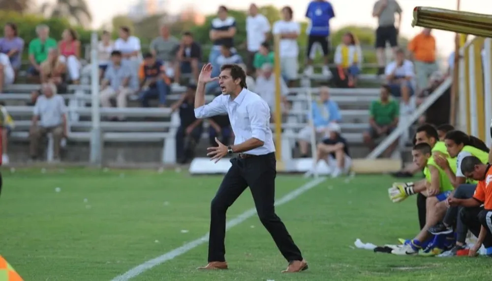 Alonso en sus inicios en Bella Vista, 2011-2012