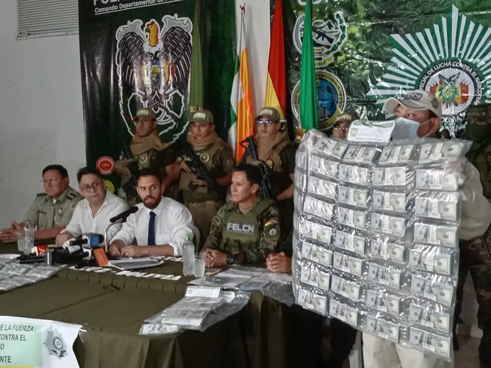 Jhonny Aguilera y Carlos Eduardo del Castillo presentan a la prensa el dinero robado por los tres policías