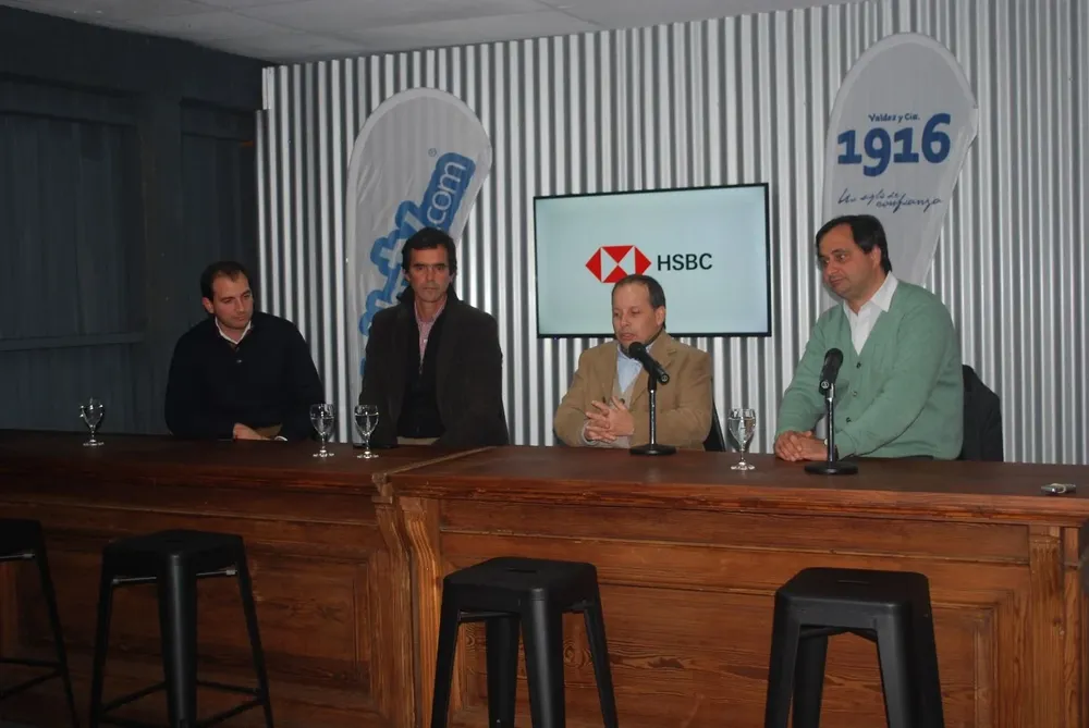 Parte del equipo que prepara un remate imperdible en la Rural del Prado.