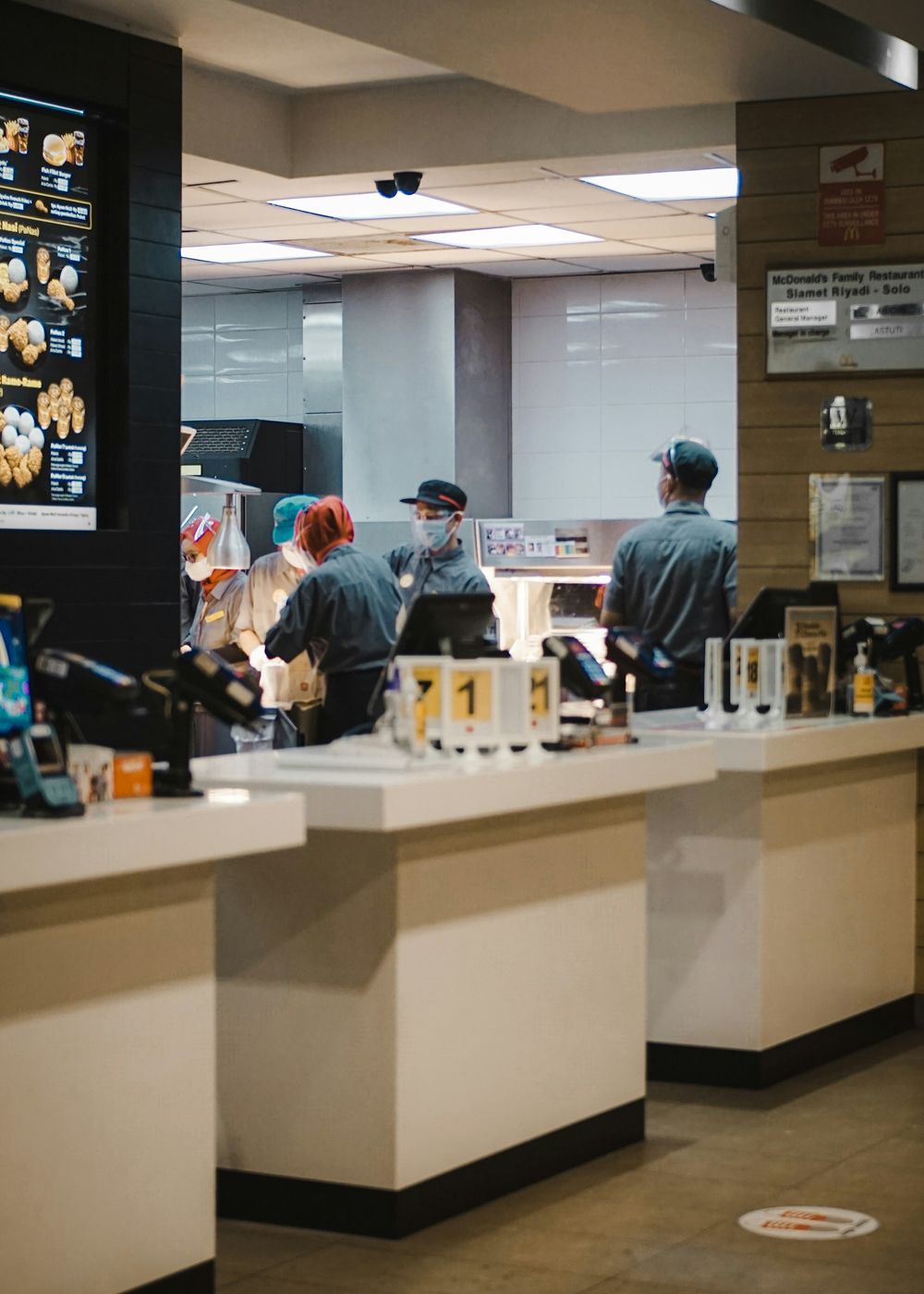 McDonald's en CC Plenilunio, Madrid, ofrece 20 vacantes para mayores de 18 años con disponibilidad horaria.