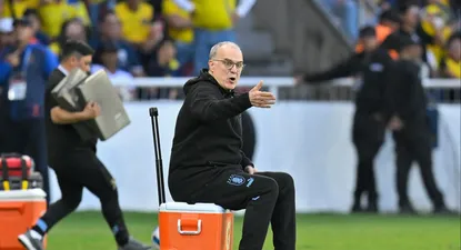 Un clásico: Marcelo Bielsa sentado en una heladera