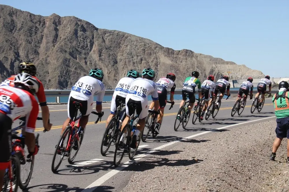 La selección uruguaya, de blanco, en la Vuelta de San Juan